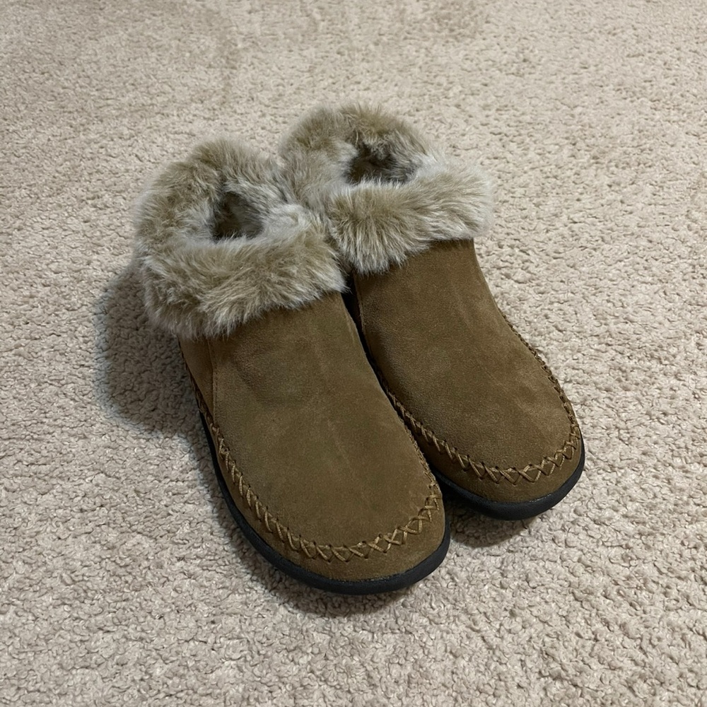 Magellan Outdoors Brown Fur-Lined Slippers